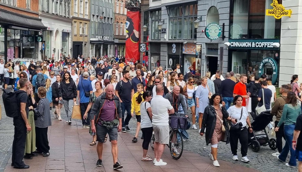 Mycket folk på Ströget. en torsdagseftermiddag i juli 2024.