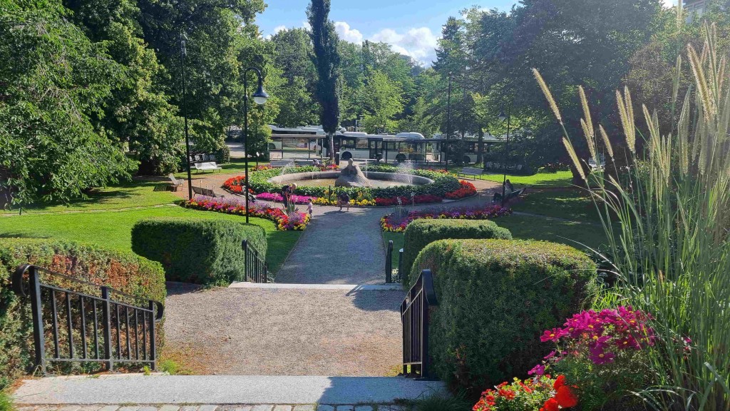 Fig Första delen av parkstråket, sedd från torget.